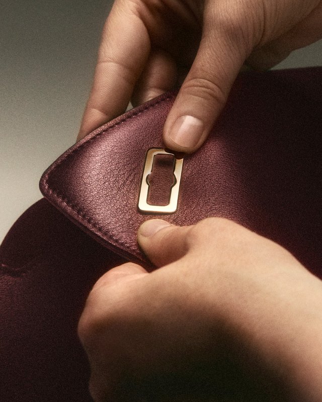 Le clou qui ferme le sac Clash de Cartier est une pièce joaillière