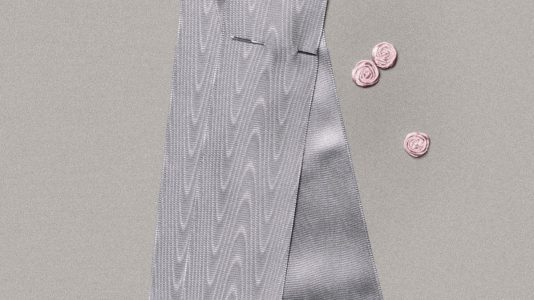 ParisSelectBook - Le flacon Miss Dior Bobby de Dior s'habille de roses en satin