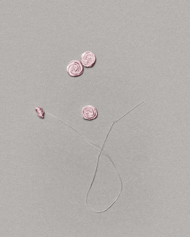 Le flacon Miss Dior Bobby de Dior s'habille de roses en satin