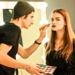Le maquilleur de Charlotte Cardin révèle comment elle obtient un teint glowy sans fond de teint
