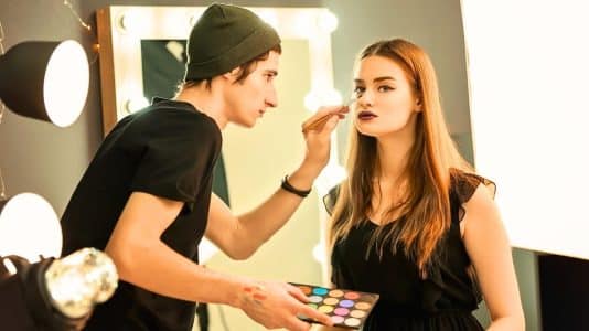 Le maquilleur de Charlotte Cardin révèle comment elle obtient un teint glowy sans fond de teint