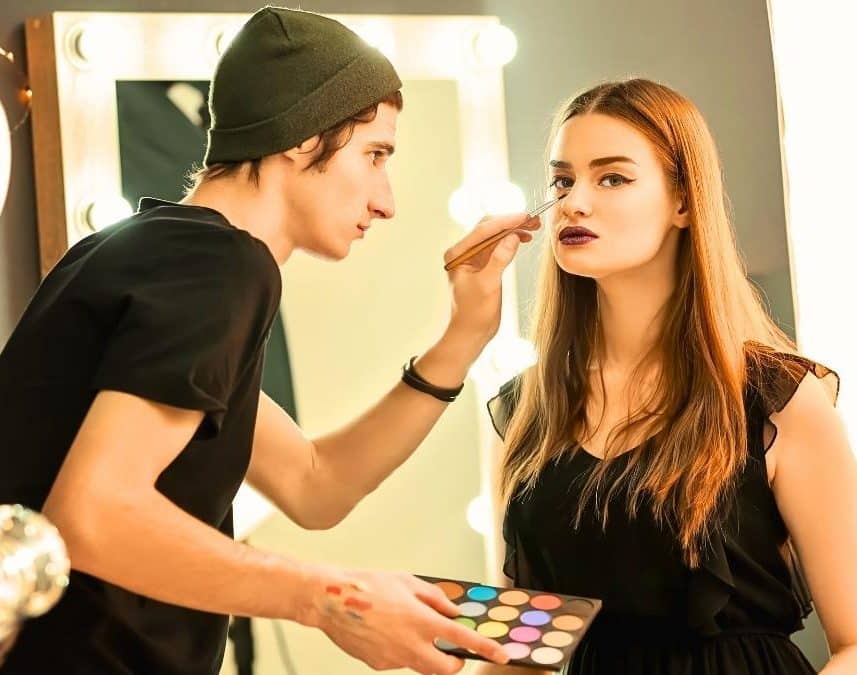 Le maquilleur de Charlotte Cardin révèle comment elle obtient un teint glowy sans fond de teint