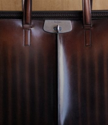 ParisSelectBook - Le sac Luti de Berluti s'inspire du bois mouillé pour sa patine hivernale