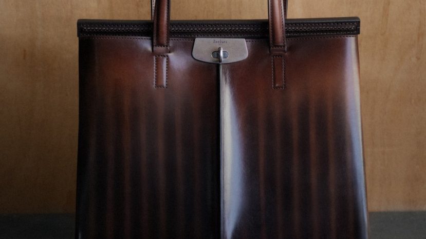 ParisSelectBook - Le sac Luti de Berluti s'inspire du bois mouillé pour sa patine hivernale