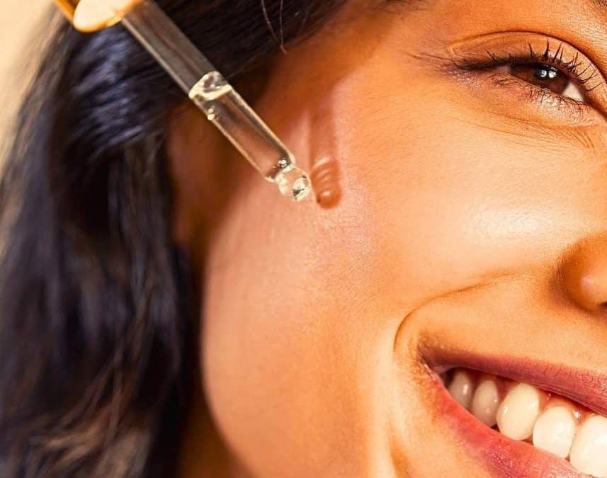 Le sérum n°1 en anti-âge de L'Oréal Paris revient avec du PDRN vegan pour un effet glass skin à 19,99€