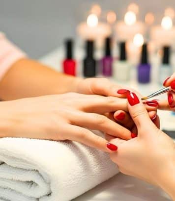 Les ongles tomates de Dakota Johnson aux VMAs 2026 annoncent la manucure phare de l'automne