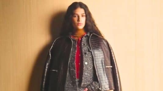 Longchamp décline l'effet croco sur une veste et le sac Le Smart