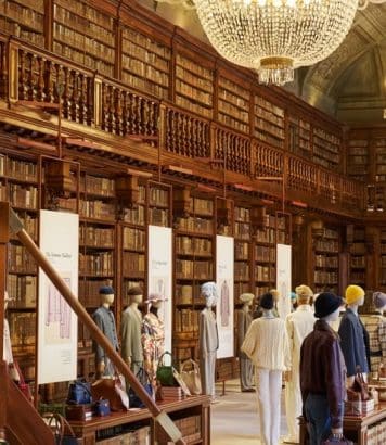 ParisSelectBook - Loro Piana LVMH défile dans une bibliothèque milanaise pour Solutions For