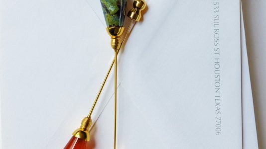 ParisSelectBook - Loro Piana ose les bijoux fantaisie aux pierres sombres cet hiver