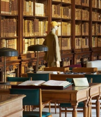 ParisSelectBook - Loro Piana transforme trois tables en cabinet de matières à Milan