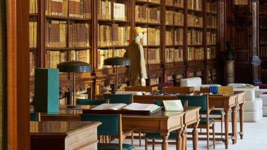 ParisSelectBook - Loro Piana transforme trois tables en cabinet de matières à Milan