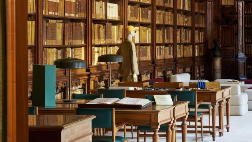 ParisSelectBook - Loro Piana transforme trois tables en cabinet de matières à Milan
