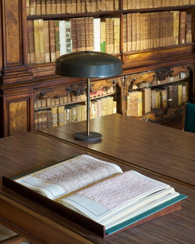 Loro Piana transforme trois tables en cabinet de matières à Milan