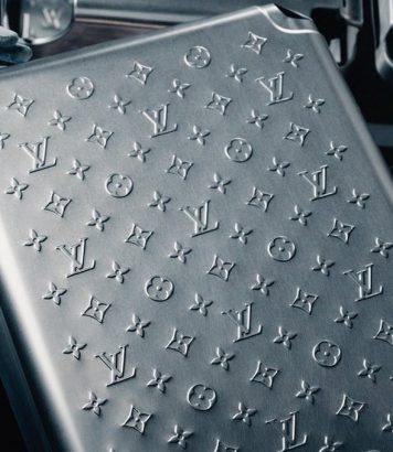 ParisSelectBook - Louis Vuitton grave son Monogram dans l'aluminium de sa valise