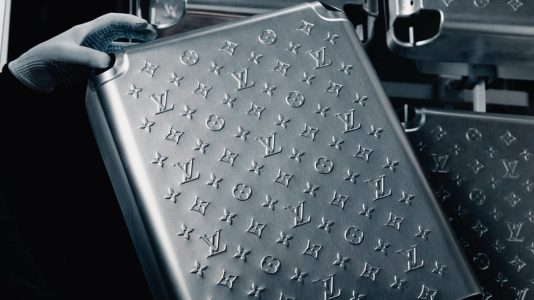 ParisSelectBook - Louis Vuitton grave son Monogram dans l'aluminium de sa valise
