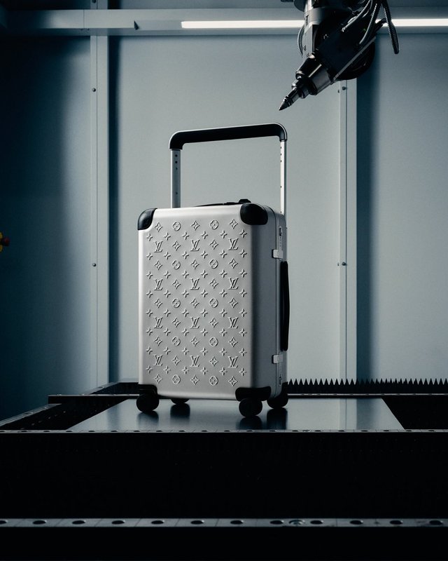 Louis Vuitton grave son Monogram dans l'aluminium de sa valise