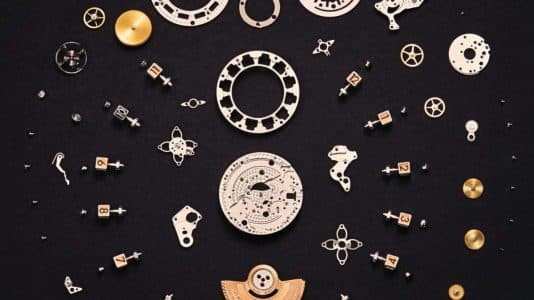 Louis Vuitton relance sa complication Spin Time aux allures de hall de gare