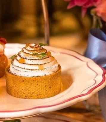 Manolo Blahnik et l'Hôtel de Crillon réinventent l'afternoon tea