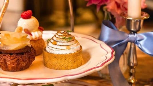 Manolo Blahnik et l'Hôtel de Crillon réinventent l'afternoon tea