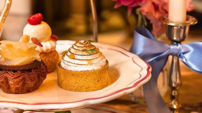 Manolo Blahnik et l'Hôtel de Crillon réinventent l'afternoon tea