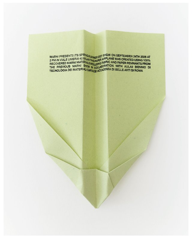 Marni invite l'Accademia di Belle Arti pour un défilé en papier fait main