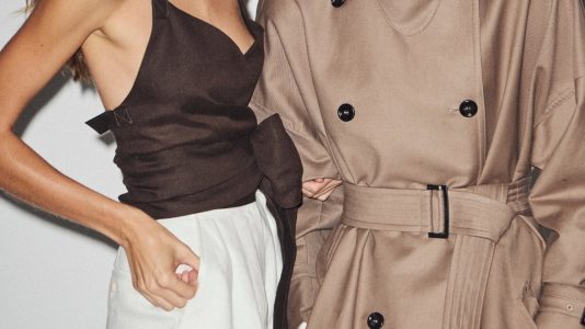 ParisSelectBook - Max Mara imagine un vestiaire élégant pour les femmes en mouvement