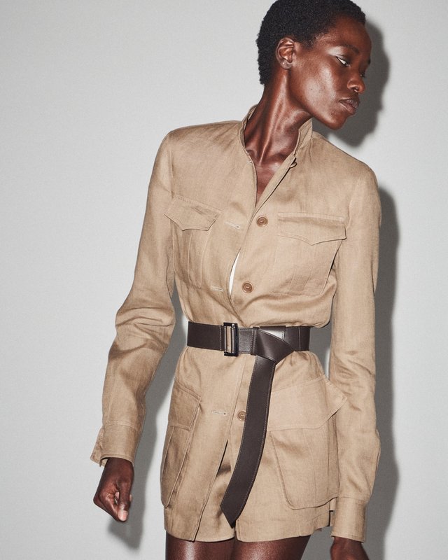 Max Mara imagine un vestiaire élégant pour les femmes en mouvement