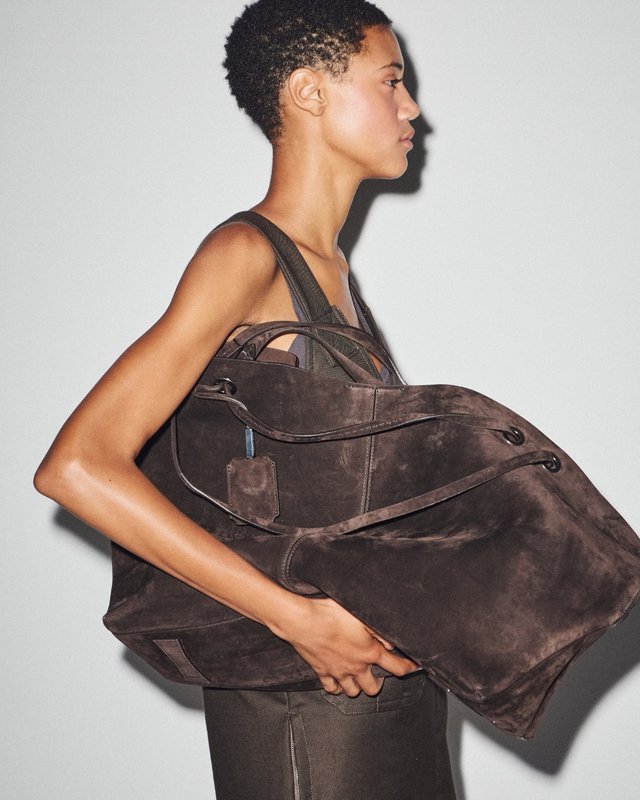 Max Mara imagine un vestiaire élégant pour les femmes en mouvement