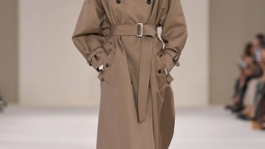 ParisSelectBook - Max Mara mise sur les formes fluides pour l'été 2027