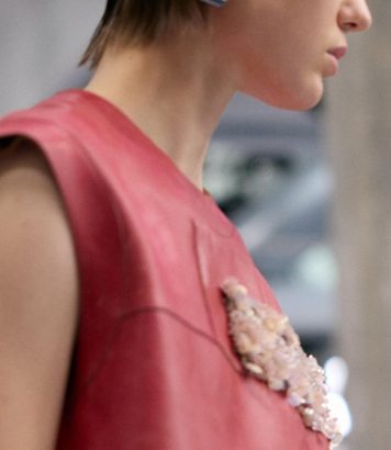 ParisSelectBook - Meryll Rogge fait du detail utilitaire un ornement chez Marni