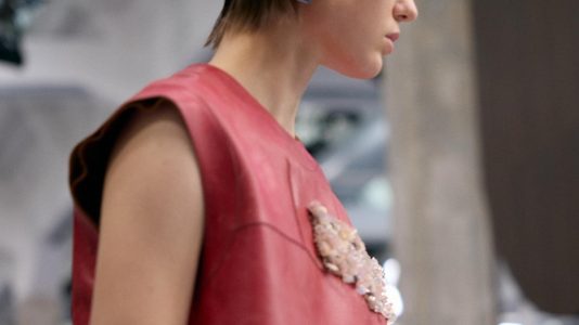 ParisSelectBook - Meryll Rogge fait du detail utilitaire un ornement chez Marni