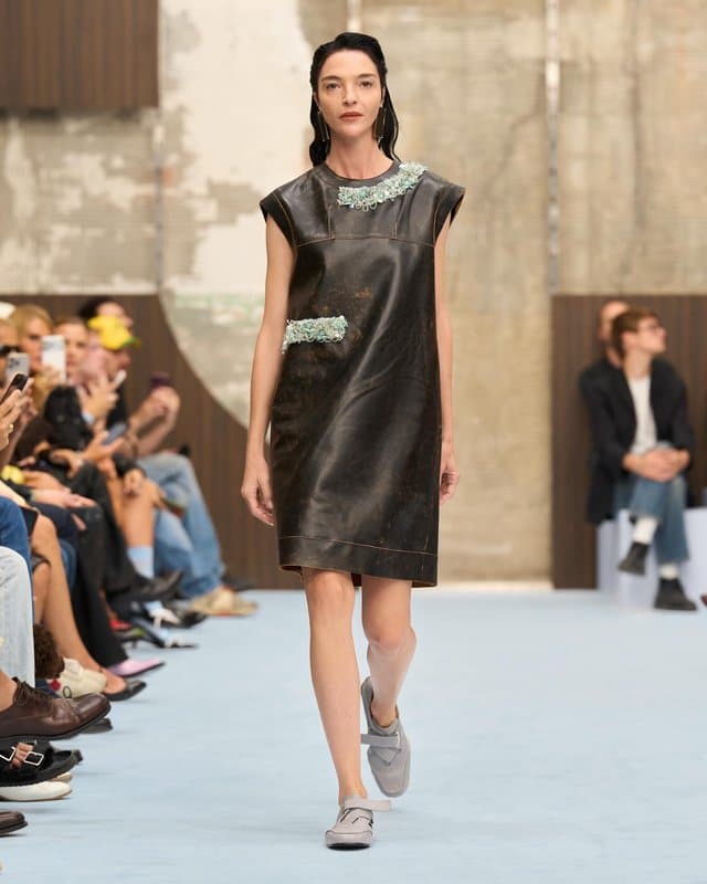 Meryll Rogge fait du detail utilitaire un ornement chez Marni
