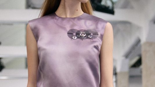 ParisSelectBook - Meryll Rogge retourne les vêtements Marni pour le printemps 2027