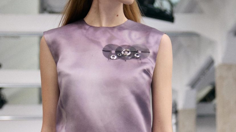 ParisSelectBook - Meryll Rogge retourne les vêtements Marni pour le printemps 2027