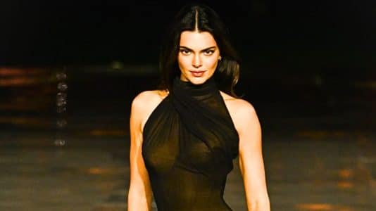 Miguel Castro Freitas signe un corset sur mesure Mugler pour Kendall Jenner