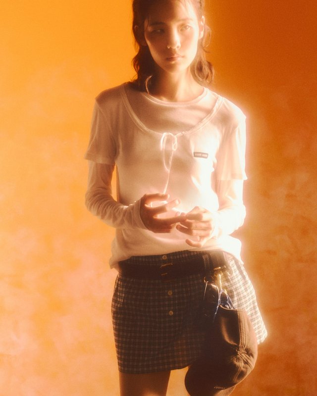 Miu Miu joue le contraste en pop-up éphémères et en ligne