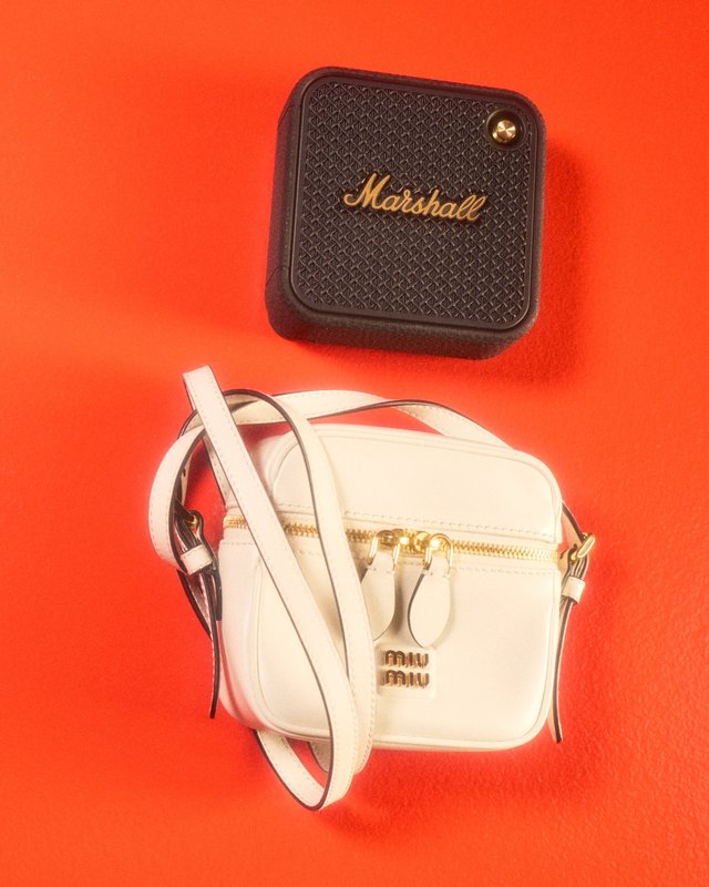 Miu Miu s'associe à Marshall pour des casques et enceintes en édition limitée