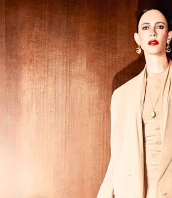 Rebecca Hall face à son double masqué dans la campagne Maison Margiela