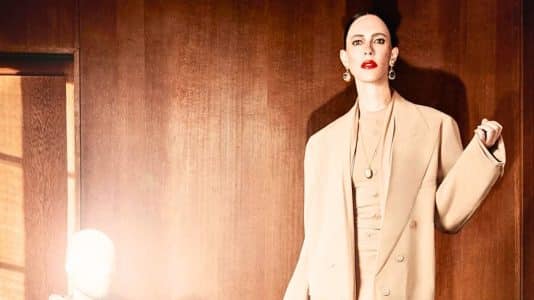 Rebecca Hall face à son double masqué dans la campagne Maison Margiela