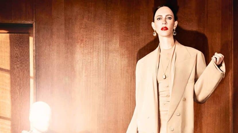 Rebecca Hall face à son double masqué dans la campagne Maison Margiela
