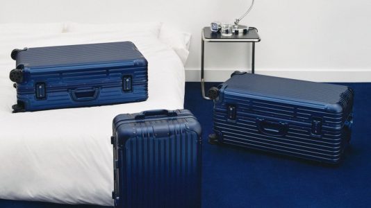 ParisSelectBook - Rimowa plonge ses bagages dans un bleu nuit inspiré de l'encre