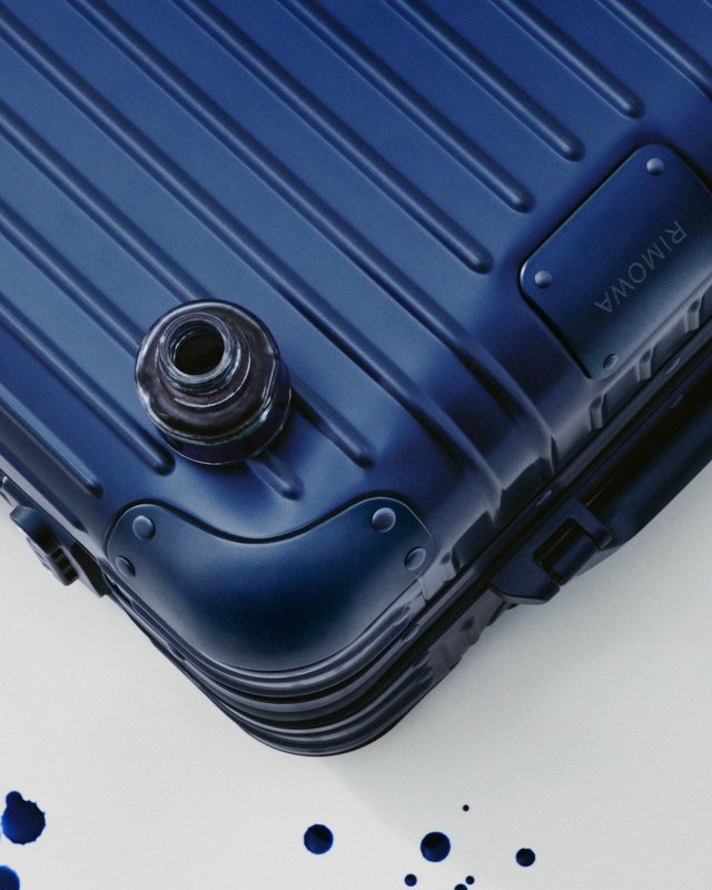 Rimowa plonge ses bagages dans un bleu nuit inspiré de l'encre