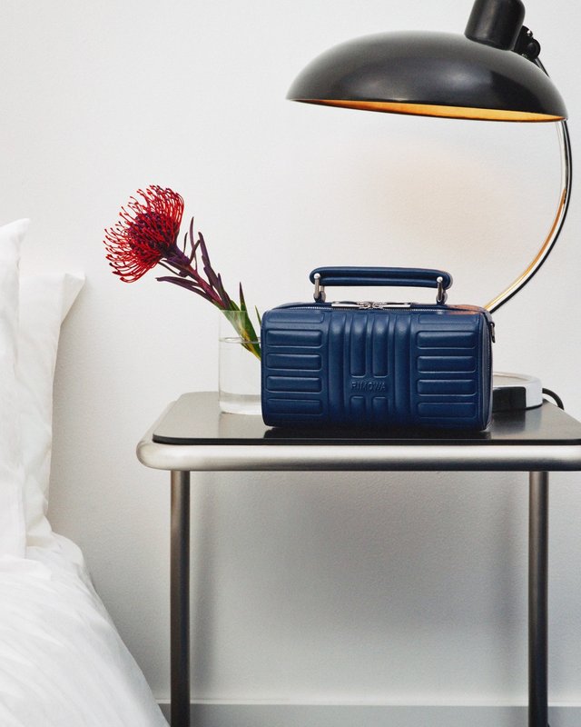 Rimowa plonge ses bagages dans un bleu nuit inspiré de l'encre