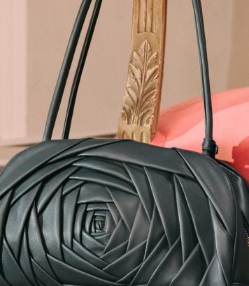 ParisSelectBook - Roger Vivier façonne chaque pétale du Roseling à la main