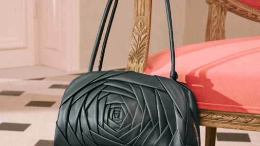 ParisSelectBook - Roger Vivier façonne chaque pétale du Roseling à la main