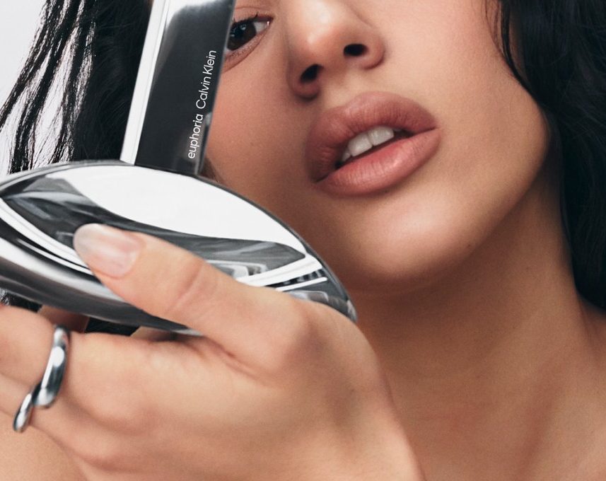 ParisSelectBook - Rosalia réinvente Euphoria de Calvin Klein en plus intense