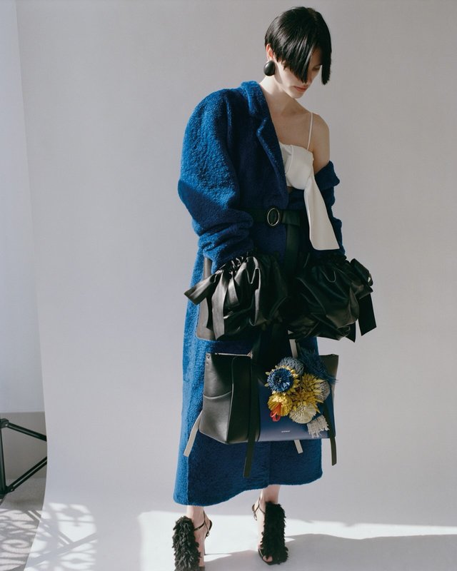 Sarah Burton signe pour Givenchy un manteau shearling sans fioritures