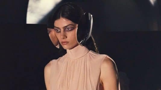 Shaun Leane ressort une coiffe miroir pour Alexander McQueen