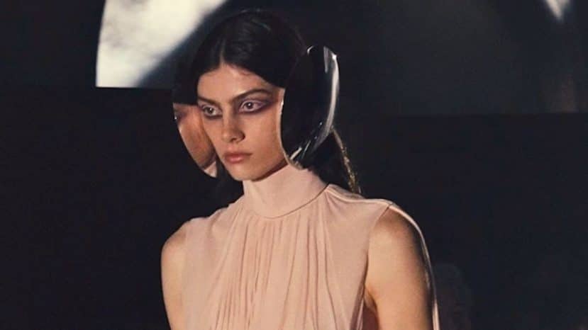 Shaun Leane ressort une coiffe miroir pour Alexander McQueen