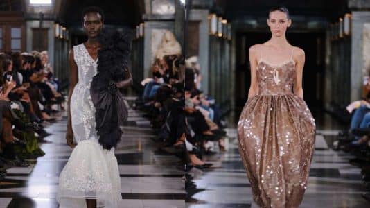 Simone Rocha habille le printemps de tulle brodé et de paillettes
